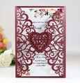 Détail de l'invitation de mariage bordeaux découpée au laser avec motif cœur et carte - Rouge foncé