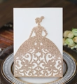 Dettaglio dell'invito di nozze tagliato al laser in glitter oro champagne con motivo floreale - Oro Rosa Scintillante