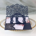 Détail d'invitation de mariage bleue découpée au laser avec carte intérieure 3D - Bleu Magique