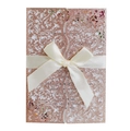 Dettaglio invito nozze oro rosa glitterato con taglio laser e fiocco di raso elegante - Oro champagne