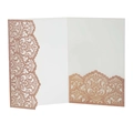 Dettaglio dell'invito di nozze in oro rosa glitterato tagliato al laser con inserto - Oro Champagne Scintillante