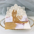 Invito di nozze dorato tagliato al laser con silhouette Mr & Mrs e inserto floreale - Giallo Oro Scintillante