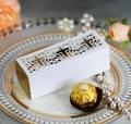 Dettaglio scatola regalo bianca e oro con croce intagliata al laser su piatto decorato - Bianco