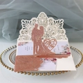 Invito di nozze tagliato al laser con design pop-up Mr & Mrs e dettagli glitterati - Oro Champagne Scintillante
