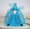 Dettaglio scatola regalo blu intagliata al laser con nastro di organza e motivo pavone - Celeste