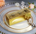 Dettaglio del taglio laser a croce su scatola di caramelle dorata per matrimoni - Oro Riflettente