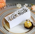 Detail van lasergesneden bloemenpatroon op een wit-gouden bruiloft snoep geschenkdoos - Wit