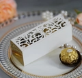 Boîte de mariage découpée au laser avec côté miroir doré et motif floral élégant - Ivoire