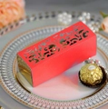 Macro-opname van rood lasergesneden bloemmotief en gouden spiegelinterieur van de geschenkdoos - Parelrood
