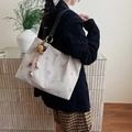 Beige Hobo-Tasche aus Wildlederimitat mit floralem Lochmuster und Ethno-Anhänger - Mit Anhänger / Beigegrau
