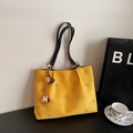 Senfgelbe Wildleder-Tote Bag mit floraler Lasercut-Stanzung und Boho-Quastenanhänger - Mit Anhänger / Gelb