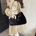 Borsa tote in ecopelliccia nera con catena dorata e ciondolo a forma di coniglietto - Con Pendente Coniglio / Nero