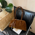 Sac bandoulière en daim marron avec double fermeture éclair et charms tendance - Avec Pendentif / Marron