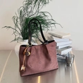 Braune Wildleder-Einkaufstasche mit Blumenmuster und Vintage-Holzperlen-Quasten-Detail - Mit Anhänger / Braun