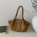 Detalle de bolso tote de ante marrón con textura plisada y correas finas para hombro - Marrón