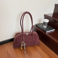 Sac bowling vintage en daim bordeaux avec breloque à pompon sur des escaliers - Avec Pendentif / Rouge