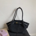 Detalle de bolso tote de ante negro con ribete de cuero y elegante hebilla dorada - Negro