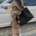 Grand sac cabas vintage en daim noir avec gaufrage étoilé et pompon de perles bohème - Avec Pendentif / Noir