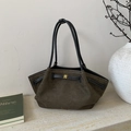 Detalle del bolso tote de ante verde oliva con laterales plisados y hebilla dorada - Verde