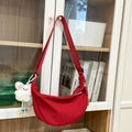 Dettaglio borsa a tracolla in nylon rosso a mezzaluna con ciondolo a forma di orso - Con Ciondolo / Rosso