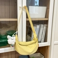 Dettaglio borsa a mezzaluna gialla in nylon con ciondolo a coniglio e logo brand - Con Ciondolo / Giallo