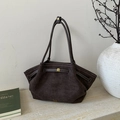 Detalle del bolso tote de ante marrón oscuro con diseño plisado y logotipo dorado - Marrón