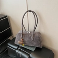 Sac bowling en daim gris foncé avec longues anses et accessoire de charme mignon - Avec Pendentif / Gris