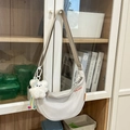 Borsa a tracolla a mezzaluna in nylon bianco con scritte rosse e ciondolo a orsetto - Con Ciondolo / Grigio