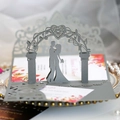Elegante 3D-laserschnitt-Hochzeitseinladung in Dunkelgrau mit romantischer Silhouette - Silbergrau