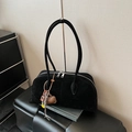 Schwarze Bowling-Tasche aus Wildleder mit minimalistischem Design und Silberreißverschluss - Mit Anhänger / Schwarz