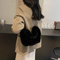 Elegante borsa a tracolla a cuore in ecopelliccia nera con sottile catena in metallo oro - Nero