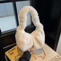 Elegante borsa a tracolla in ecopelliccia bianca con catena d'oro su marmo - Bianco Sporco