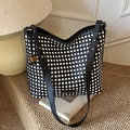 Bolso tote tejido en blanco y negro con correa de cuero y placa de metal moderna - Negro