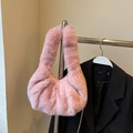 Borsa a mano rosa in ecopelliccia con design a pieghe e tracolla a catena dorata - Rosa
