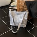 Bolso de hombro plateado tejido con acabado metálico y detalle de placa de metal - Plateado