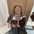 Vintage dunkelbraune Boston Bag mit Griffen und verstellbarem Umhängeriemen in Glanzoptik - Braun
