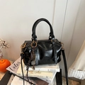 Schwarze Lackleder Boston Bag mit gewebtem Band und bronzefarbenen Metallbeschlägen - Schwarz