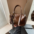 Vintage dunkelbraune Boston-Handtasche aus glänzendem Wachsleder mit Goldbeschlägen - Braun