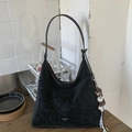 Retro zwarte hobo tas met gebarsten textuur, slanke riem en schattige hondenhanger - Zwart met hanger