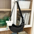 Borsa a tracolla a mezzaluna in nylon nero con ciondolo in peluche e cordino di perline - Con Ciondolo / Nero
