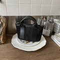 Mini bolso cubo de gamuza negra con costuras de cuero liso y asa redonda - Negro