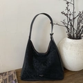 Vintage zwarte hobo tas met barsttextuur en Muon Shark merklogo op een houten tafel - Zwart zonder Hanger