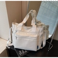 Detailansicht der cremeweißen Nylontasche mit Seitentasche und verstellbarem Gurt - Weiß