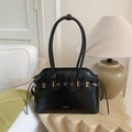 Détail du sac fourre-tout en cuir noir ciré vintage avec boucle dorée sur table - Noir sans Pendentif