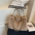 Borsa a mano in ecopelliccia color cammello con morbido pelo e catena dorata - Cachi Scuro