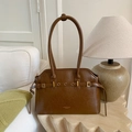 Détail d'un sac à main vintage marron avec boucle dorée et texture cuir craquelé - Marron Jaunâtre Sans Pendentif