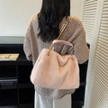 Borsa in ecopelliccia rosa con catena dorata indossata da modella in look autunnale - Rosa