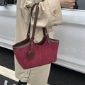 Sac cabas rétro en daim bordeaux avec anses en cuir marron foncé porté en style urbain chic - Rouge