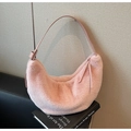Dettaglio della borsa a tracolla in ecopelliccia rosa con pelo lungo e nappina in pelle - Rosa