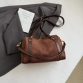 Sac Boston en daim marron foncé avec finitions en cuir et ferrures dorées élégantes - Café Petit